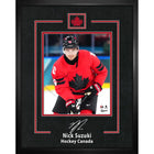 Frameworth - Nick Suzuki signature replica Hockey Canada 2026 - impression encadree - 16" x 20"-Produit sous licence officielle Hockey Canada mettant en vedette la signature replica de Nick Suzuki sur une photo d'action 2026. Affichage encadre de qualite superieure de 16 par 20 pouces