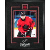 Frameworth - Nick Suzuki signature replica Hockey Canada 2026 - impression encadree - 16" x 20"-Produit sous licence officielle Hockey Canada mettant en vedette la signature replica de Nick Suzuki sur une photo d'action 2026. Affichage encadre de qualite superieure de 16 par 20 pouces