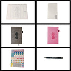Wamaco - Collection Passionate Planner Pineapple - Agenda gris, journal fuchsia, autocollants, bloc-notes, bloc-notes hebdomadaire, stylo-Compact - Le journal et l'agenda de ce set sont tous deux à couverture rigide et suffisamment petits pour se glisser dans la plupart des sacs ou des porte-monnaie. Ils sont donc parfaits pour les personnes en déplacement.