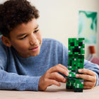 LEGO - Minecraft Le Creeper , Décoration sur le Thème du Jeu Vidéo et Jouet de Construction d’une Figurine d’Action -Une surprise cachée - L’avant de la tête de la figurine Le Creeper™ LEGO Minecraft se détache pour révéler un espace intérieur contenant une figurine Creeper miniature de la première version et un élément TNT