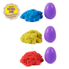 Kinetic Sand - Coffret de 20 œufs avec sable de jeu rouge, jaune et bleu pour les paniers de Pâques-Le Kinetic Sand est non toxique, hypoallergénique et sans danger, parfait pour les jeux de rôle, les loisirs créatifs, l'art sur sable et les activités manuelles pour les enfants. Il est élaboré à partir de sable naturel et ses grains collent entre eux comme par magie pour un rangement facile. Il ne contient ni blé, ni gluten, ni caséine.