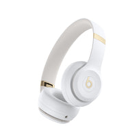 Beats - Solo 4 Écouteurs supra-auriculaires sans fil - Blanc chaud-Les écouteurs originaux incontournables pour les mélomanes actifs sont de retour – et meilleurs que jamais. Conçu avec un convertisseur numérique-analogique (DAC) intégré, Beats Solo 4 peut fournir un son haute résolution sans perte.2 Branchez-le via USB-C ou un câble audio de 3,5 mm lorsque vous souhaitez profiter d'une texture plus riche et détaillé dans votre musique