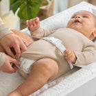 Ingenuity - Matelas à langer contourné Summer-Sécurité accrue : les deux côtés hauts et incurvés et la ceinture de sécurité à dégagement rapide maintiennent bébé confortablement et en toute sécurité sur le coussin de la table à langer. Une sangle de sécurité supplémentaire sous le matelas à langer le maintient attaché à sa surface, avec un fond antidérapant pour plus de sécurité