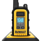 DEWALT - DXFRS300 lot de 48 radios robustes avec 8 chargeurs à 6 ports-Utilisation continue de 18 heures (90 % en veille / 5 % en conversation / 5 % en écoute)