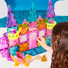 MAGNA-TILES - Jeu de construction magnétique Castle DLX 48 pièces-Plus à Explorer: Découvrez MAGNA-TILES Metropolis pour donner à votre château un traitement royal avec des couleurs plus vives ! 