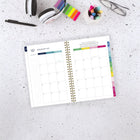 AT-A-GLANCE - Agenda scolaire hebdomadaire/mensuel bande joyeuse Emily Ley Simplified 2025-2026 - 8 1/2 po H x 5 3/8 po l - multicoloure - bilingue-Format des pages : 8 1/2 po H x 5 3/8 po l