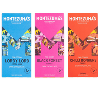 Montezuma’s - Assortiment de barres de chocolat noir Lordy Lord, Black Forest et Chilli Bonkers, 90 g chacune, paquet de 3-Trois barres de chocolat noir Montezuma’s distinctes dans un même assortiment.