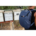 Peak Design - Everyday Sac à dos - 20 L - Minuit-Une grande capacité de transport externe rendue possible par un système de sangles polyvalentes dissimulables