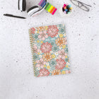 Mead - Agenda scolaire hebdomadaire/mensuel Caprice floral 2025-2026 - 8 1/2 po H x 5 1/2 po l - bleu - bilingue-Une semaine sur deux pages comprenant un espace de planification pour chaque jour afin de noter des rappels, ainsi qu'un calendrier de référence du mois actuel et futur