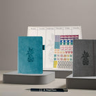 Wamaco - Collection Passionate Planner Pineapple - Agenda bleu sarcelle, journal gris, autocollants, bloc-notes, bloc-notes hebdomadaire, stylo-Professionnel - L'aspect magnifique et amusant de cette collection de planification complète lui permet d'égayer n'importe quel espace, tout en faisant preuve d'une organisation professionnelle.