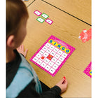 Jeu de société de bingo éducatif Sight Words de Carson Dellosa -Chaque côté du tapis de réponse recto verso présente une compétence différente