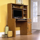 Orchard Hills - Bureau informatique avec bahut, chêne de Caroline-Le bureau informatique avec bahut de Orchard Hills comporte une tablette coulissante pour clavier/souris avec glissières en métal et butées de sécurité et un tiroir spacieux qui comprend le système d’assemblage breveté T-lock
