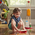 Melissa & Doug - Balai, Balayette et Serpillière-Comprend un balai, une serpillière, un plumeau, une pelle à poussière, une brosse et un support de rangement