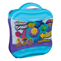 Kinetic Sand - SquishMotion Coffret-REMPLIR, SUPERPOSER ET ÉCRASER : Remplissez le tampon, superposez le sable et aplatissez avec le couteau à lame ondulée, puis transférez la forme dans l'espace spécial pour l'écraser. Appuyez pour révéler des créations magiques
