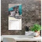 Mead - Calendrier décoratif Copains à pattes 2027, 12 po x 12 po, bilingue-Le calendrier fermé mesure 12 po L x 12 po l pour un affichage mural facile