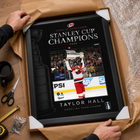 Frameworth - Cadre photoglass de Taylor Hall 16x20 des Carolina Hurricanes champions Coupe Stanley 2026 - 18 po l x 22 po H-Fabrication conforme au type de produit : la construction PhotoGlass imprime l’image directement sur le verre et la surface se nettoie avec un chiffon doux et sec