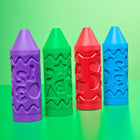 Kinetic Sand - Stamp N' Roll ensemble de jeu-4 couleurs pour tamponner et faire rouler : Les enfants peuvent tamponner et faire rouler les crayons sur le sable rouge, bleu, violet et vert (85 g de chaque couleur) pour révéler des lettres, des chiffres et des formes telles qu'un adorable smiley et une étoile