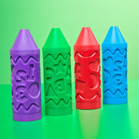 Kinetic Sand - Stamp N' Roll ensemble de jeu-4 couleurs pour tamponner et faire rouler : Les enfants peuvent tamponner et faire rouler les crayons sur le sable rouge, bleu, violet et vert (85 g de chaque couleur) pour révéler des lettres, des chiffres et des formes telles qu'un adorable smiley et une étoile