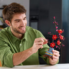 LEGO - Creator Botanicals Icons Fleur de Prunier - 327 Pièces-Plante fleur de prunier LEGO avec une tige ligneuse et des fleurs rouge vif et magenta