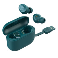 Jlab Écouteurs Sans Fil GO Air POP - Sarcelle-Longue durée de vie de la batterie. GO Air POP offre plus de 8 heures d’autonomie dans chaque écouteur et plus de 24 heures supplémentaires grâce à l’étui de recharge (plus de 32 heures au total). Remettez-les dans l’étui pour les recharger, et utilisez le câble USB intégré pour charger l’étui.