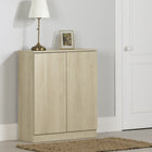 South Shore - Essence - Armoire de rangement 2 portes - Chêne blanchi-Design contemporain : vous aimez changer de décor souvent? Pas de problème! Cette armoire d’entrée se fond à tous les styles grâce à son coup de pied podium et à ses lignes simples.