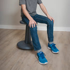 FDMT - Tabouret oscillant Kore 47 cm - bleu foncé-Le mouvement continu en position assise détend le côté droit du cerveau, ce qui favorise la concentration.