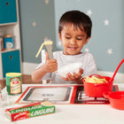 Melissa & Doug, Coffret de jeu Cuisiner les pâtes-Contenu : penne, farfalle, linguini et raviolis en feutre avec 3 types de farce, garnitures et pots de fromage et de sauce