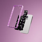 Ideal of Sweden - Print Pack Ecru Noir pour iPhone 16 Pro/15 Pro/14 Pro/13 Pro-Chaque pack comprend deux inserts qui se placent entre votre téléphone et une coque transparente, offrant ainsi un look polyvalent et personnalisé