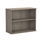 Bush Business Furniture - Petite bibliothèque hybride à 2 étagères, hickory moderne (HY3036MH-Z)-La petite bibliothèque à 2 étagères 36 po L x 16 po P x 29 po H présente une solution pratique de rangement et d'affichage sur le lieu de travail pour le professionnel moderne