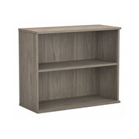 Bush Business Furniture - Petite bibliothèque hybride à 2 étagères, hickory moderne (HY3036MH-Z)-La petite bibliothèque à 2 étagères 36 po L x 16 po P x 29 po H présente une solution pratique de rangement et d'affichage sur le lieu de travail pour le professionnel moderne