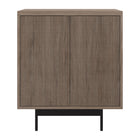 Hudson&Canal - Meuble d'appoint Whitman de 71 cm de largeur par - Chêne gris vieilli-Comprend deux portes battantes en PVC texturé, une étagère centrale réglable et une découpe pour la gestion des câbles