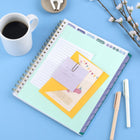 Cambridge - Agenda scolaire hebdomadaire/mensuel aqueux 2025-2026 - 11 po H x 8 1/2 po l - multicoloure - bilingue-Une semaine sur deux pages comportant un espace de planification avec des lignes pour chaque jour sur la page de gauche et une section de notes et de tâches sur la page de droite