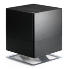 Stadler Forme - Oskar Humidificateur ÉvapoRatif - Noir-Lorsque les pièces devraient supporter une humidité optimale avec le moins de consommation d’énergie possible, Oskar est celui qui appelle ! Il est un économiste de pleine puissance pour les climats de pièce idéaux grâce à un hygrostat intégré qui prend en charge l’humidification exacte. Son action d’arrêt automatique lorsque le réservoir est vide est unique dans sa classe et réduit encore plus la consommation d’énergie. Pratiquement silencieux et invis