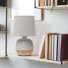 Simple Designs - Petite lampe de table du milieu du siècle - bois clair et gris clair-Abat-jour en tissu gris