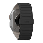 UAG - Bracelet Pathfinder Apple Watch 49/45/44/42 mm, Noir/Titane-L'arrêt et la boucle incluse offrent une sécurité fiable, garantissant que votre montre reste solidement fixée à votre poignet
