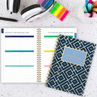 AT-A-GLANCE - Agenda hebdomadaire/mensuel abeilles bleu marine Emily Ley Simplified 2026 - 8 1/2 po H x 5 3/8 po l - bleu marine - bilingue-Conservez le motif lumineux Navy Bees ou personnalisez-le en ajoutant une photo dans la pochette avant transparente