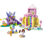 LEGO - Gabby's Dollhouse La montagne des friandises et le jardin de Fée Minette-S’amuser avec Gabby et ses amis - L’ensemble contient des figurines LEGO dont Gabby, Pandy Pattes et Fée Minette et présente 2 lieux clés du film Gabby et la maison magique