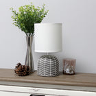 Simple Designs - Petite lampe de table - Gris avec design Web blanc-Exigence en matière d'ampoule vendue séparément : Cette lampe exige une ampoule à culot candélabre type B10 E12 de 40 watts (non incluse)