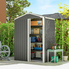Outsunny - Remise de jardin extérieure 4,5 pi x 3 pi, gris clair-Une porte coulissante verrouillable et peu encombrante permet un accès facile pour les petits jardins 
