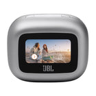JBL - Live Buds 3 Écouteurs intra sans fil avec réduction de bruit - Argent-Bloquez complètement le monde extérieur ou personnalisez la quantité de bruit ambiant à laisser passer, grâce à quatre micros de détection du bruit qui s’adaptent automatiquement à votre environnement en temps réel. La compensation automatique de l’application JBL Headphones ajuste et optimise le niveau de Réduction de Bruit Adaptative en fonction de votre utilisation et de votre conduit auditif, garantissant ainsi une réduction de 