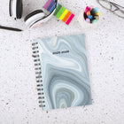 Staples - Agenda scolaire hebdomadaire/mensuel marbre 2025-2026 - 8 1/2 po H x 5 1/2 po l - gris - bilingue-On retrouve le motif marbré tout au long du calendrier