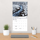 DateWorks - Calendrier Mural de 16 Mois 2025 les Prairies Canadiennes - 12 po x 12 po - Bilingue-Parfait à accrocher sur un mur, un tableau en liège ou un tableau d'affichage à la maison, à l'école ou au bureau