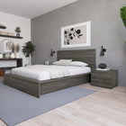 Nexera - Table de nuit à 2 tiroirs James, Chêne Gris-Meubles conçus et produits au Canada à partir de panneaux de particules et de MDF certifiés CARB II/FSC.  Item expédié en 24-48 heures après réception de la commande.  Assemblage requis