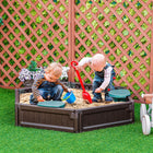 Outsunny - Bac à sable hexagonal d'extérieur pour enfants avec couvercle - 120 cm - Marron-Équipé de 3 sièges d'angle en quart de cercle, permettant aux enfants d'avoir une place pour s'asseoir 