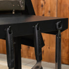 Blackstone - 28" Station de cuisson à gril original Omnivore avec couvercle rigide-Deux tablettes latérales fixes avec crochets de tablette latérale : Espace de préparation supplémentaire avec un accès facile à vos outils de cuisson sur les crochets de la tablette latérale.