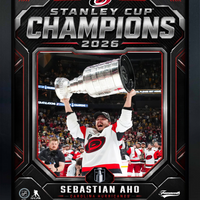 Frameworth - Cadre photoglass de Sebastian Aho 16x20 des Carolina Hurricanes champions Coupe Stanley 2026 - 18 po l x 22 po H-Photo sous licence officielle NHL et NHLPA : cadre PhotoGlass de Sebastian Aho 16x20 des Carolina Hurricanes champions de la Coupe Stanley 2026 motif bouclier pour les amateurs et collectionneurs des Carolina Hurricanes