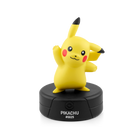 tonies -  Pikachu figurine Tonie - Français-Liste des titres : 1. À la rencontre de Pikachu 2. Introduction à l’univers et aux personnages 3. Histoire 1 : Pikachu et la chose qui fait du bruit 4. Académie des Dresseurs : Les baies 5. Combat de capacités Pokémon 6. Histoire 2 : Pikachu et la chasse aux baies 7. Académie des Dresseurs : Les évolutions d’Évoli 8. Histoire 3 : La tempête et le pique-nique 9. Conclusion Durée totale : env. 78 minutes