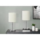 Monarch Specialties - Luminaire - 17 po H Lampe De Table - Port Usb Inclus - Ensemble De 2 - Métal Nickelé - Abat-Jour Ivoire-Chaque lampe est dotée d'un interrupteur à chaînette qui permet de l'allumer et de l'éteindre facilement, ainsi que d'un port USB intégré à la base pour recharger votre appareil en toute commodité