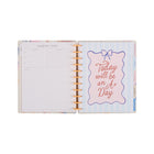 The Happy Planner - Planificateur personnalisable Sunday Brunch 2025-2026 12-mois-Le grand format offre le plus d’espace pour la planification, l’écriture et la décoration quotidiennes. Cette taille est le compagnon de bureau idéal pour l’école, le travail ou la maison. Écrivez vos priorités et ajoutez des autocollants pour personnaliser votre tableau!