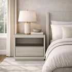 Manhattan Comfort - Table de nuit contemporaine Navis 26" à 1 tiroir - Chêne blanchi-Un grand tiroir spacieux et une étagère ouverte offrent un rangement pratique pour les essentiels de chevet